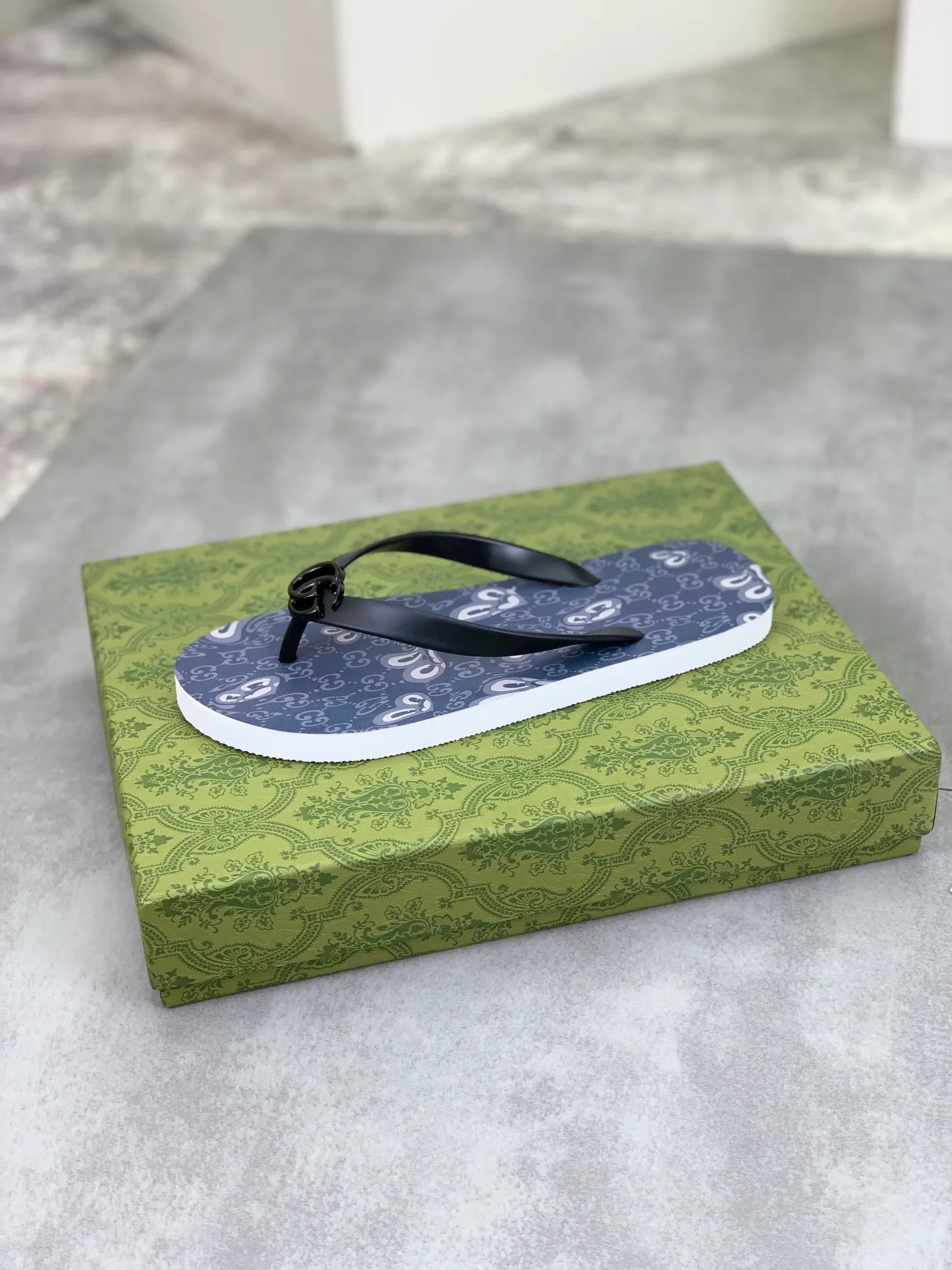 Men's men's shoes 💰P220💰【New style】🆘【GUCCI】Official website's popular Gucci adult couple 🧑‍🤝‍🧑 style, children's flip-flops are on sale at the counter simultaneously! Original fabric imported from Italy. Original bottom provided by the original factory. Size: Adult 36-45. Children’s size: 30-37. Multiple colors available.